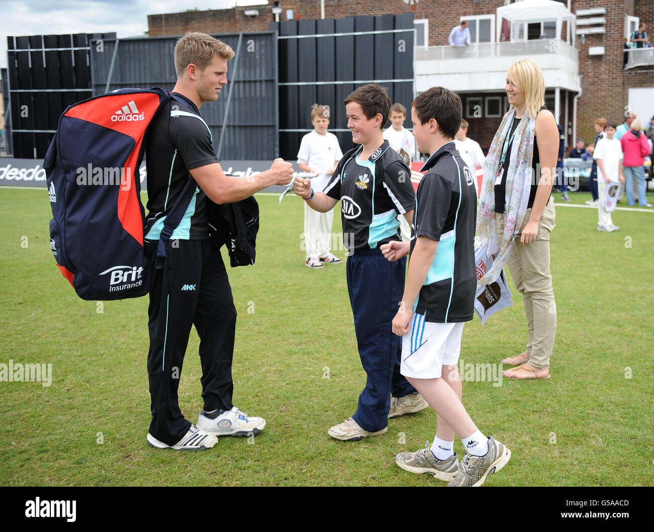 Cricket - Clydesdale Bank 40 - Groupe B - Surrey Lions / Notinghamshire Outlaws - The Sports Ground.Stuart Meaker des Lions de Surrey rencontre les mascottes de la journée Banque D'Images