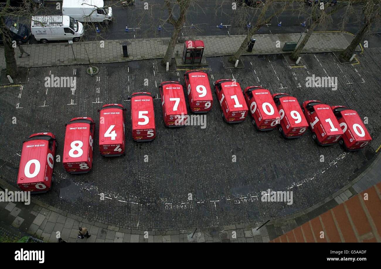 Comic relief et BT unissent leurs forces pour la ligne de dons avant le jour du nez rouge. Onze fourgonnettes rouges brillantes, chacune pulvérisée d'un chiffre de la ligne de dons Comic relief, peuvent être vues dans l'extrémité ouest de Londres avant de partir pour la visite de Londres. * les fourgons seront emballés avec des employés de BT volontaires prêts à sauter et à splat étiquettes adhésives (annonçant le numéro de téléphone) Banque D'Images