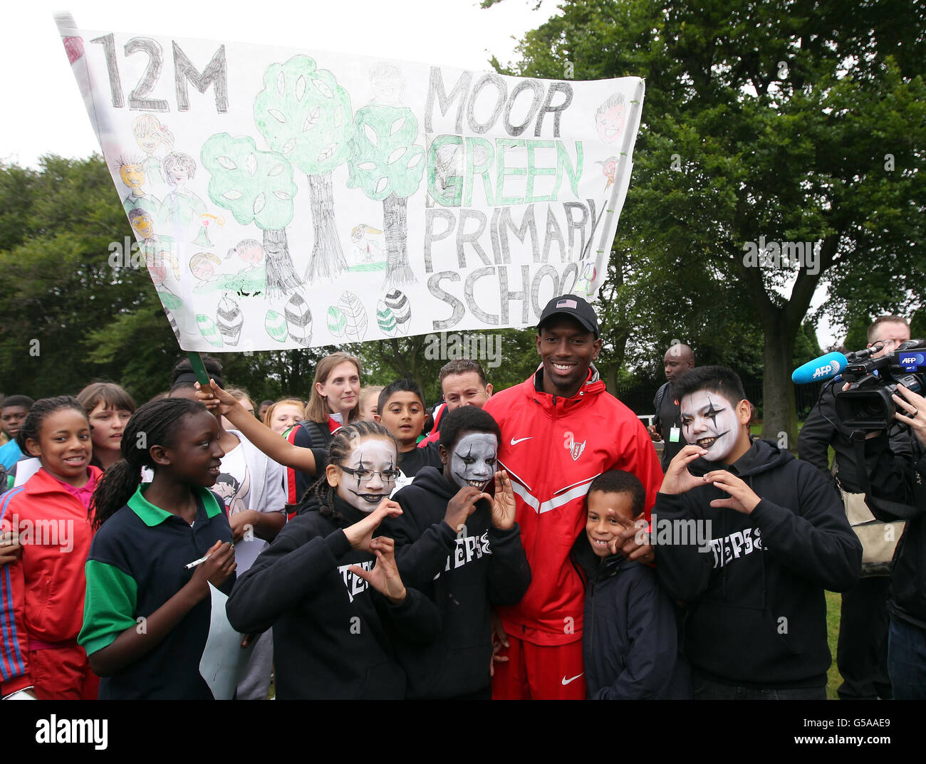 Olympiades - Londres 2012 - USA Track and Field Press Conference - Alexandra Stadium.MICHAEL Tinsley, UN hurdler AMÉRICAIN de 400 mètres, signe des autographes pour les enfants des écoles locales avant de s'entraîner au stade Alexandra, à Birmingham. Banque D'Images