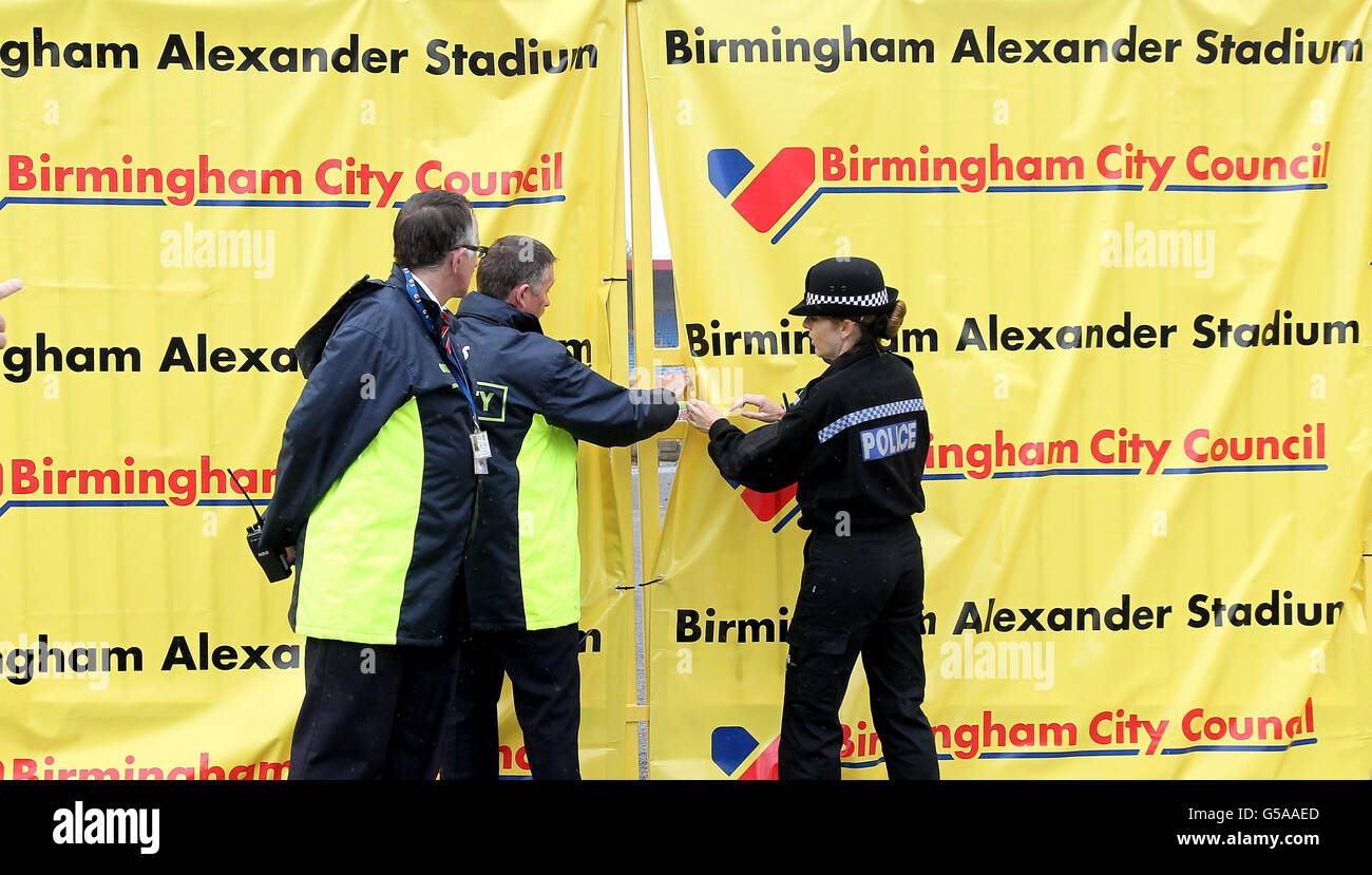 Une femme de police aide le garde de sécurité G4S à ouvrir une porte au stade Alexandra, à Birmingham. Banque D'Images