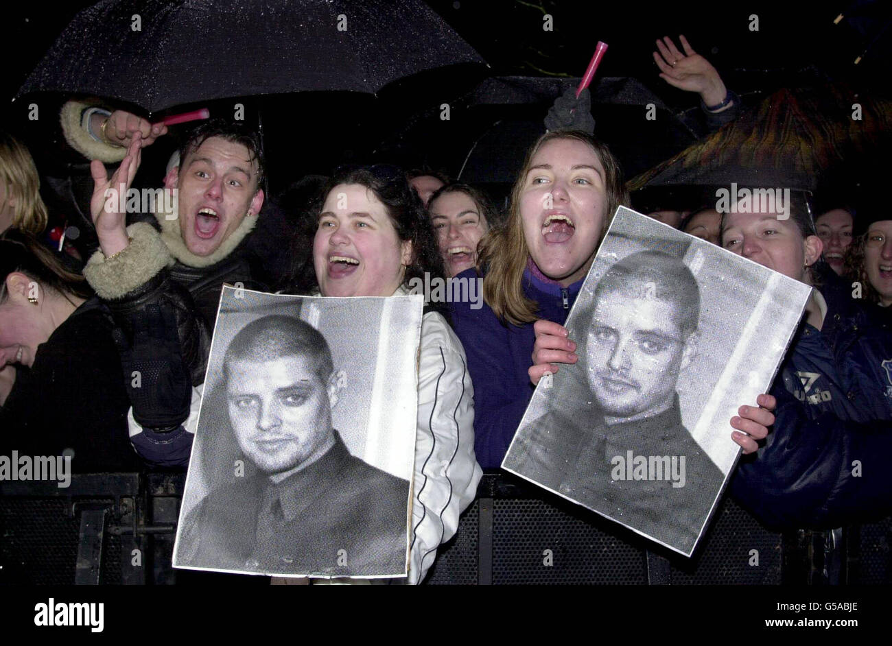 Fans de Keith Duffy, hurlez comme il est éjecté de la maison de secours comique Big Brother de Celebrity. Banque D'Images