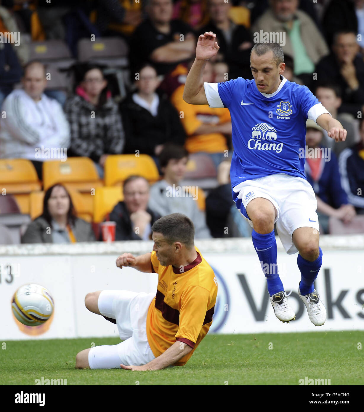 Football - pré saison amicale - Motherwell v Everton - Fir Park Stadium.Leon Osman d'Everton est défié par Simon Ramsden de Motherwell (à gauche) Banque D'Images