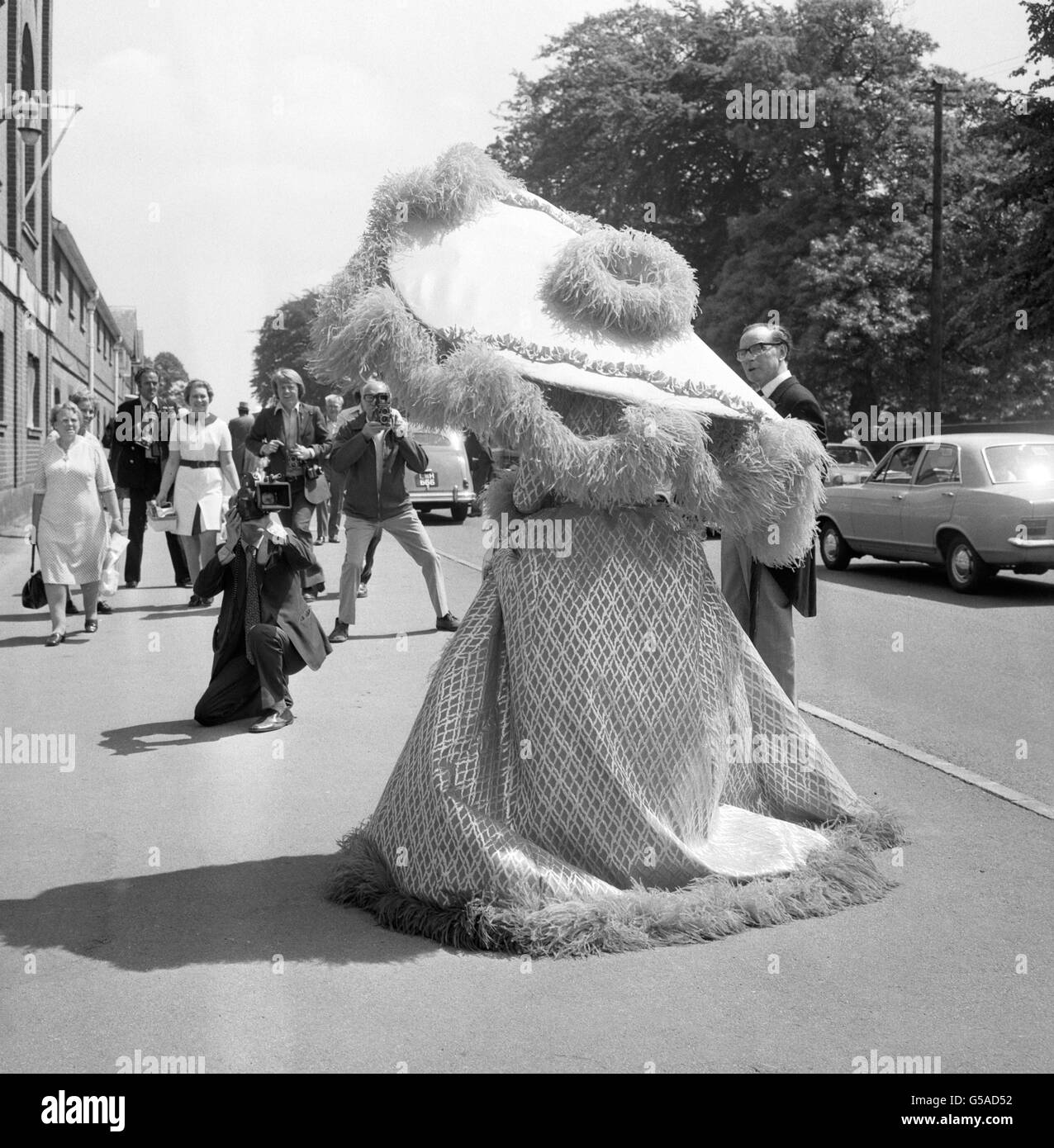 Gertrude Shilling, la reine de mode de Royal Ascot, pose pour les photographes lorsqu'elle arrive à Royal Ascot pour la fête des dames. Banque D'Images