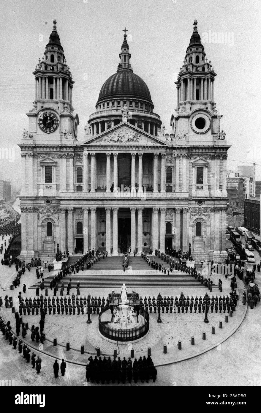 La scène impressionnante comme le cercueil à drapeau est bourne de la cathédrale Saint-Paul après le service funéraire de Sir Winston Churchill. Banque D'Images