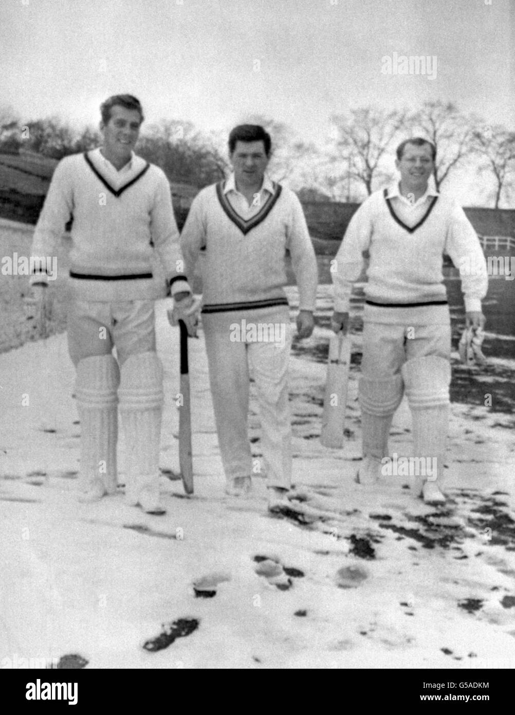 Il y a quelques semaines, le cricketer du Yorkshire, Geoff boycott (à droite), battait sous le soleil de l'Australie.Aujourd'hui, il se moque de la neige avec ses coéquipiers Jimmy Binks (au centre) et Don Wilson pour la première pratique du Yorkshire sur Bradford Park Avenue Ground en préparation de la saison à venir. Banque D'Images