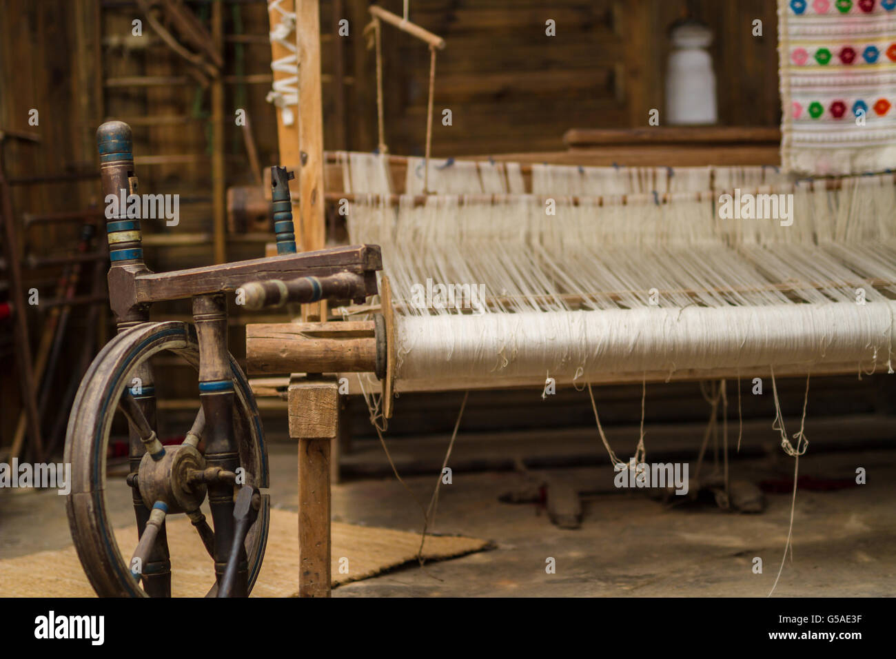 Un libre de droit d'un vieux métiers à tisser et de fils de laine. Banque D'Images