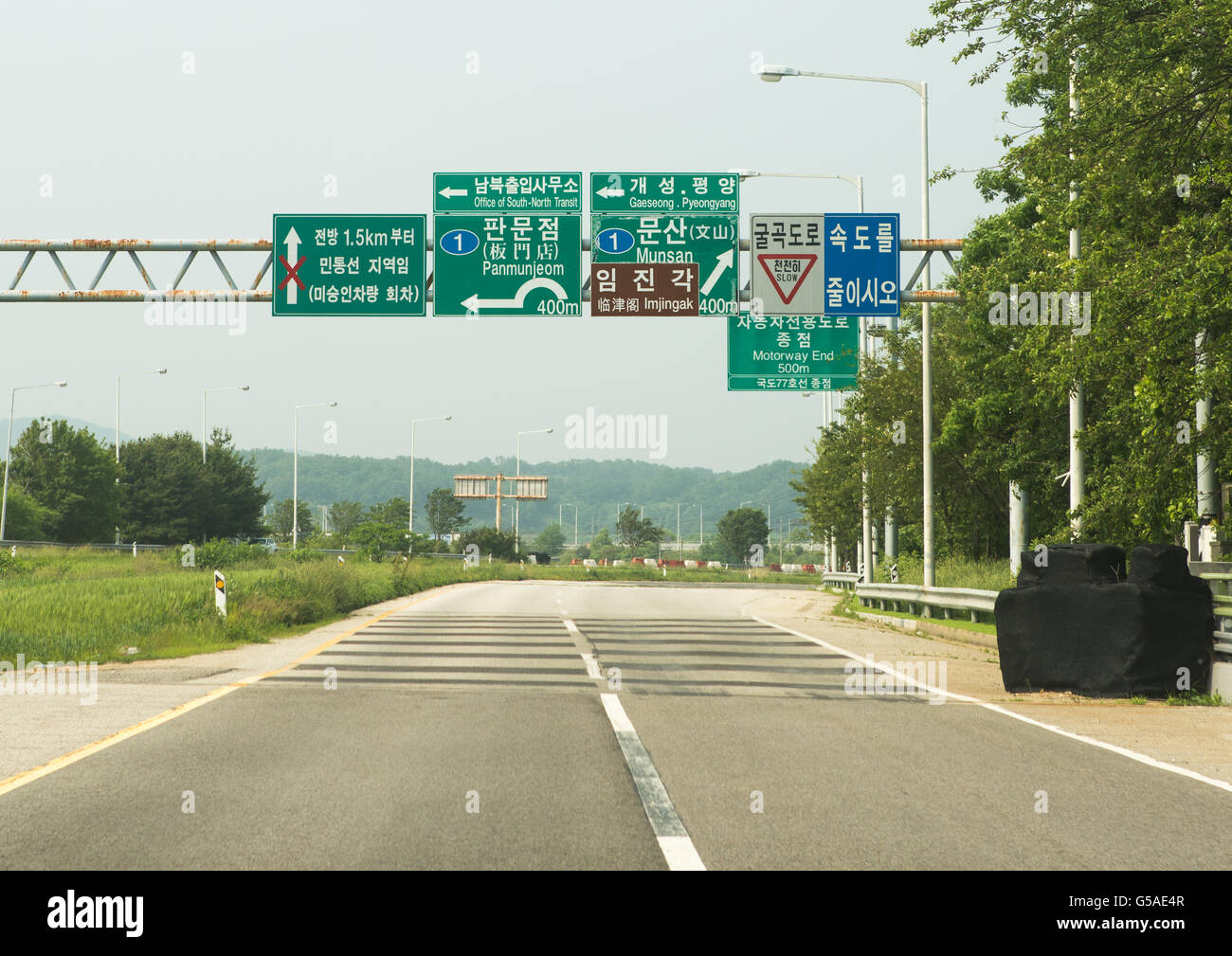 La Corée du Sud, Sudogwon, Paju, la signalisation routière, près de la zone démilitarisée sur th et du sud de la frontière de la Corée du Nord Banque D'Images