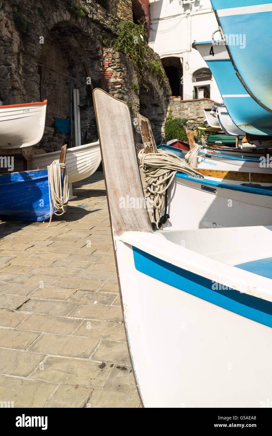 Des cordes sur le bateau, Riomaggiore village sur falaise rochers et mer, paysage marin dans cinq terres, Parc National des Cinque Terre, la Ligurie Italie Banque D'Images