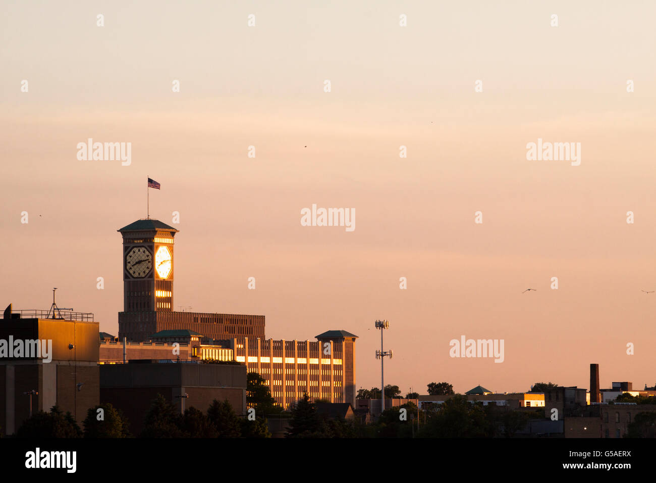 Tour de l'horloge de Rockwell Automation et le coucher du soleil Banque D'Images