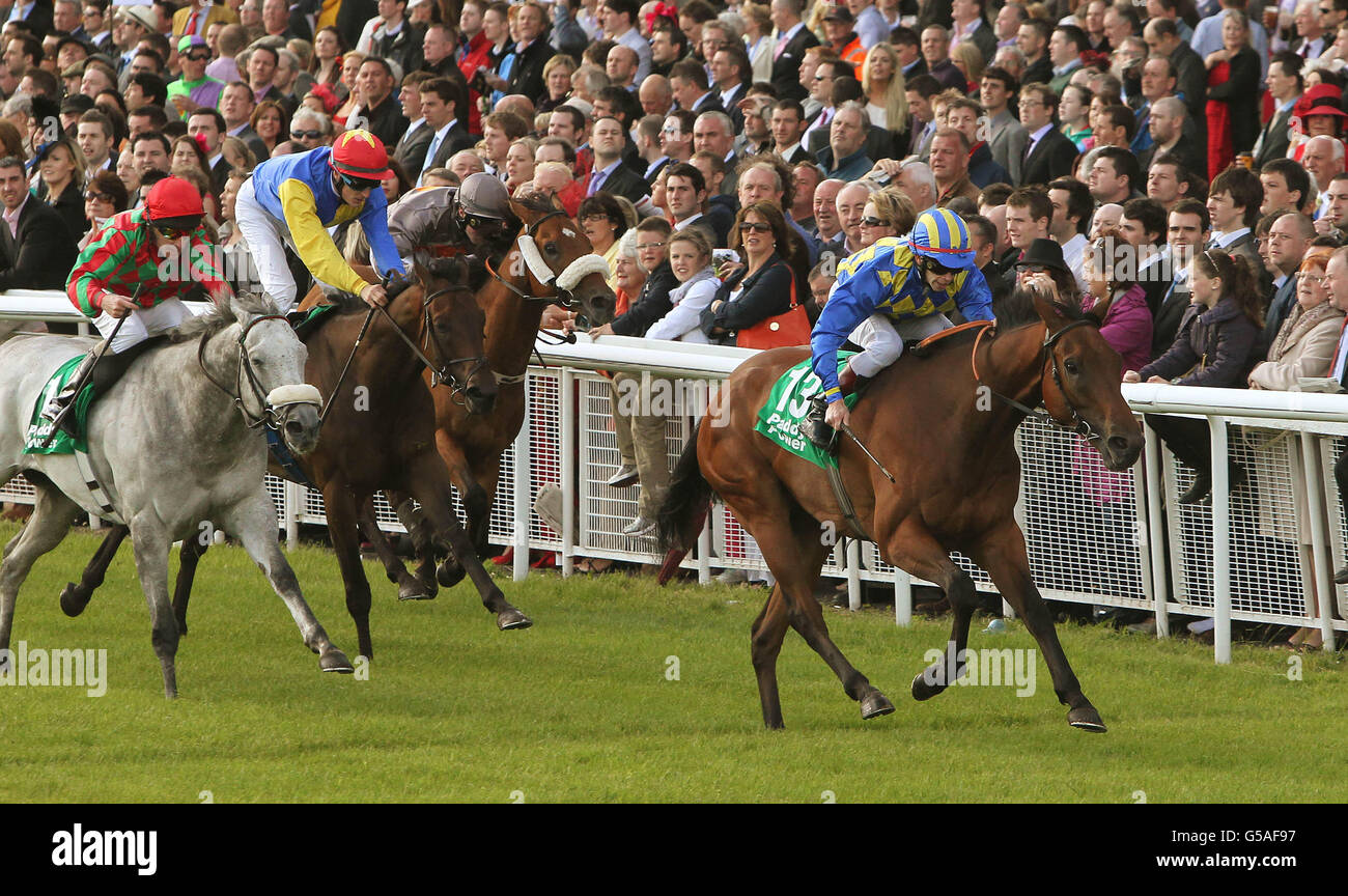 Un Saighdiur, monté par Michael Cleere (à droite), remporte le Paddy Power Sprint lors du festival Dubai Duty Free Irish Derby 2012 au Curragh Racecourse, Co. Kildare, Irlande. Banque D'Images