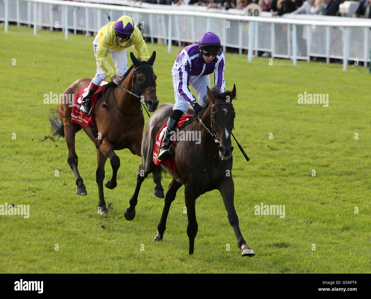 Camelot, monté par Joseph O'Brien, remporte le Dubai Duty Free Irish Derby lors du Dubai Duty Free Irish Derby Festival 2012 au Curragh Racecourse, Co. Kildare, Irlande. Banque D'Images