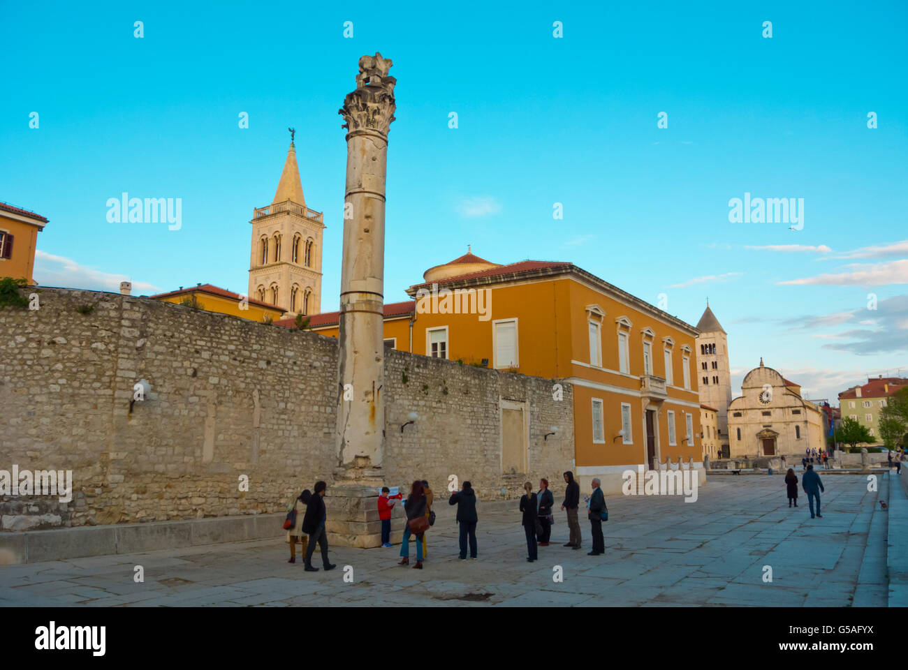 Visite guidée groupe, Stup srama, pilier de la honte, Forum, Trg Rimskog Foruma, vieille ville, Zadar, Dalmatie, Croatie Banque D'Images