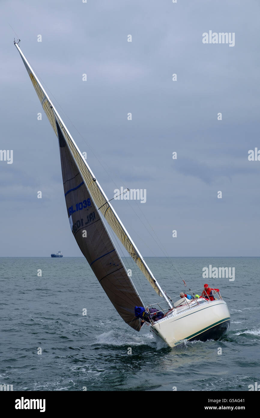 Yacht Race Course sur talons sur le vent uk Banque D'Images