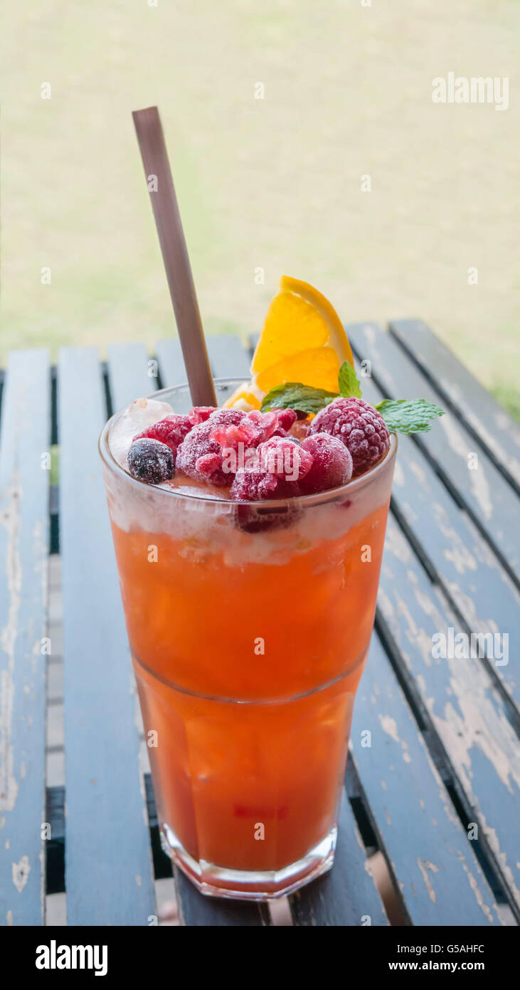 Boisson d'été rafraîchissante glace avec beaucoup de différents fruits Banque D'Images