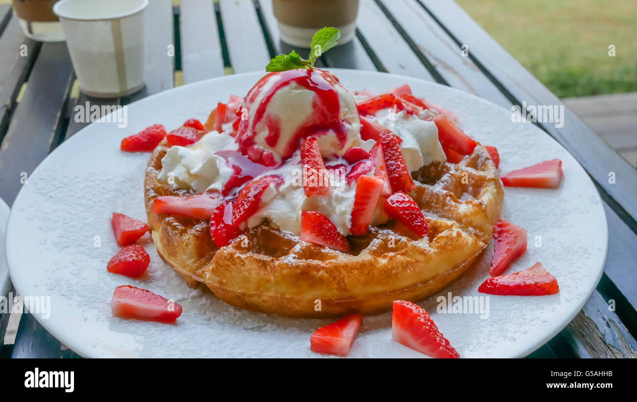 Gaufres aux fraises fraîches et la crème glacée on white plate Banque D'Images