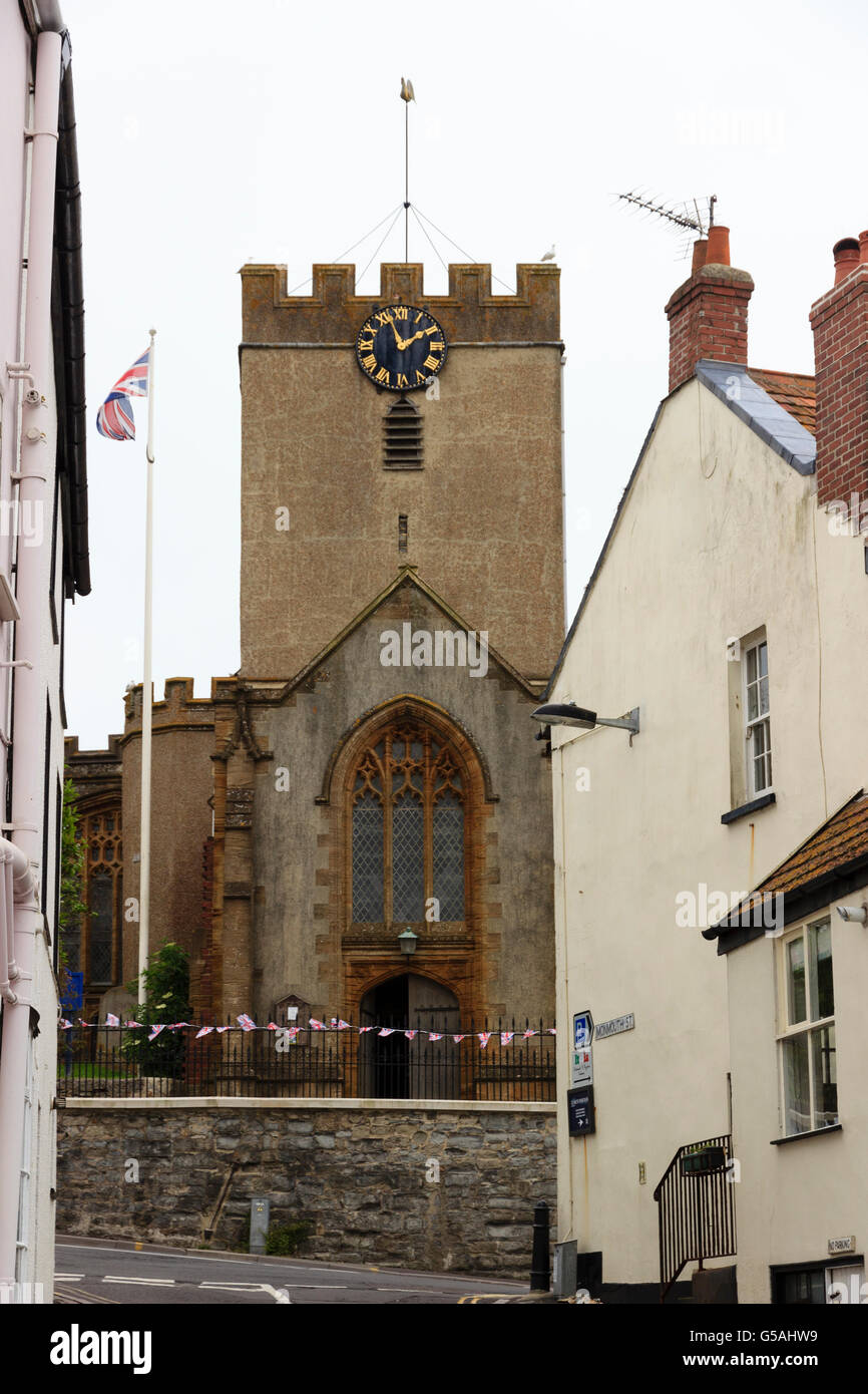 Tour de l'horloge de Saint Michel Archange église paroissiale, Lyme Regis, dans le Dorset, UK, vu de Monmouth Street. Banque D'Images