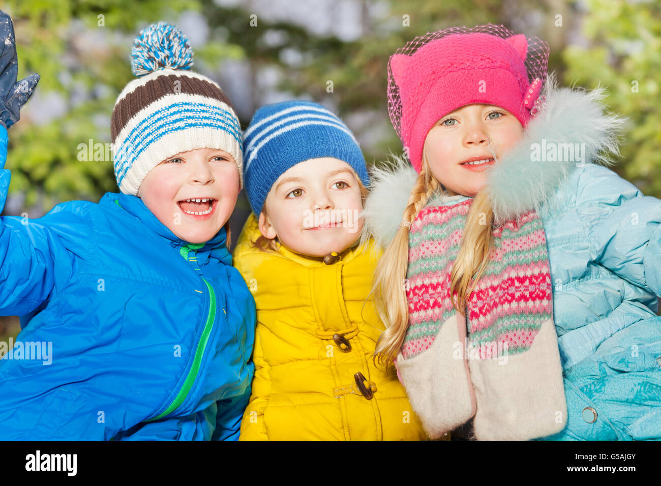 Portrait d'hiver de groupe des petits enfants Banque D'Images