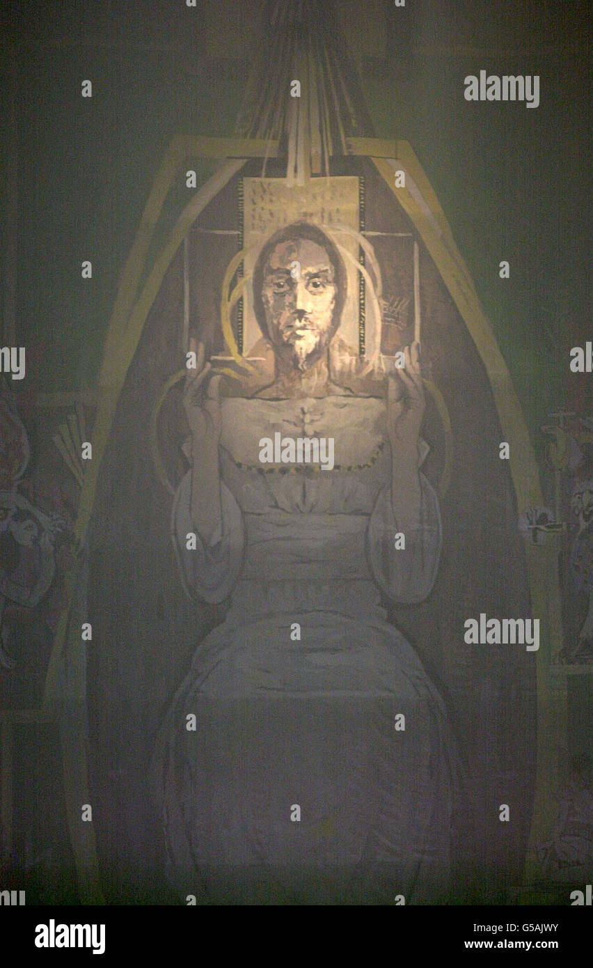 La tapisserie de la cathédrale de Coventry 'The Rise of Christ' par les pairs de Graham Sutherland à travers le métier à tisser rempli de fumée après un feu de sous-sol. *... le feu, qui était confiné à un entrepôt, a été rapidement éteint après que plus de 75 pompiers ont été appelés sur les lieux. L'alarme a été déclenchée par un agent de nettoyage qui a repéré de la fumée. La cathédrale a été reconstruite après que la ville a été dévastée par des bombes larguées par la Luftwaffe en novembre 1940 pendant la Seconde Guerre mondiale. Banque D'Images