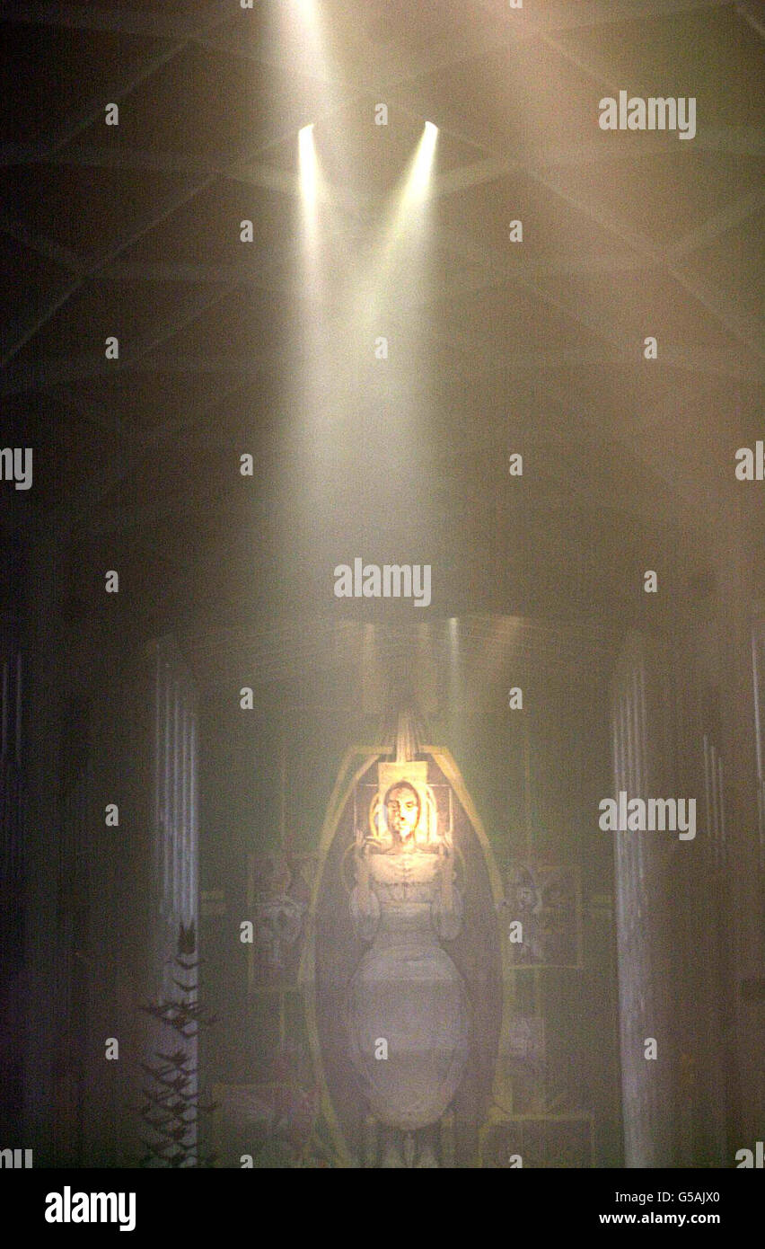 La tapisserie de la cathédrale de Coventry 'The Rise of Christ' par les pairs de Graham Sutherland à travers le métier à tisser rempli de fumée après un feu de sous-sol. *... le feu, qui était confiné à un entrepôt, a été rapidement éteint après que plus de 75 pompiers ont été appelés sur les lieux. L'alarme a été déclenchée par un agent de nettoyage qui a repéré de la fumée. La cathédrale a été reconstruite après que la ville a été dévastée par des bombes larguées par la Luftwaffe en novembre 1940 pendant la Seconde Guerre mondiale. Banque D'Images