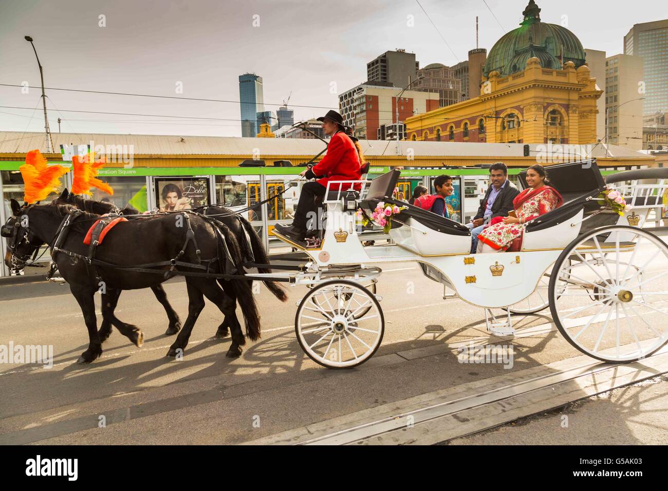 Une calèche traverse en face de la gare de Flinders Street, ville de Melbourne, Australie Banque D'Images