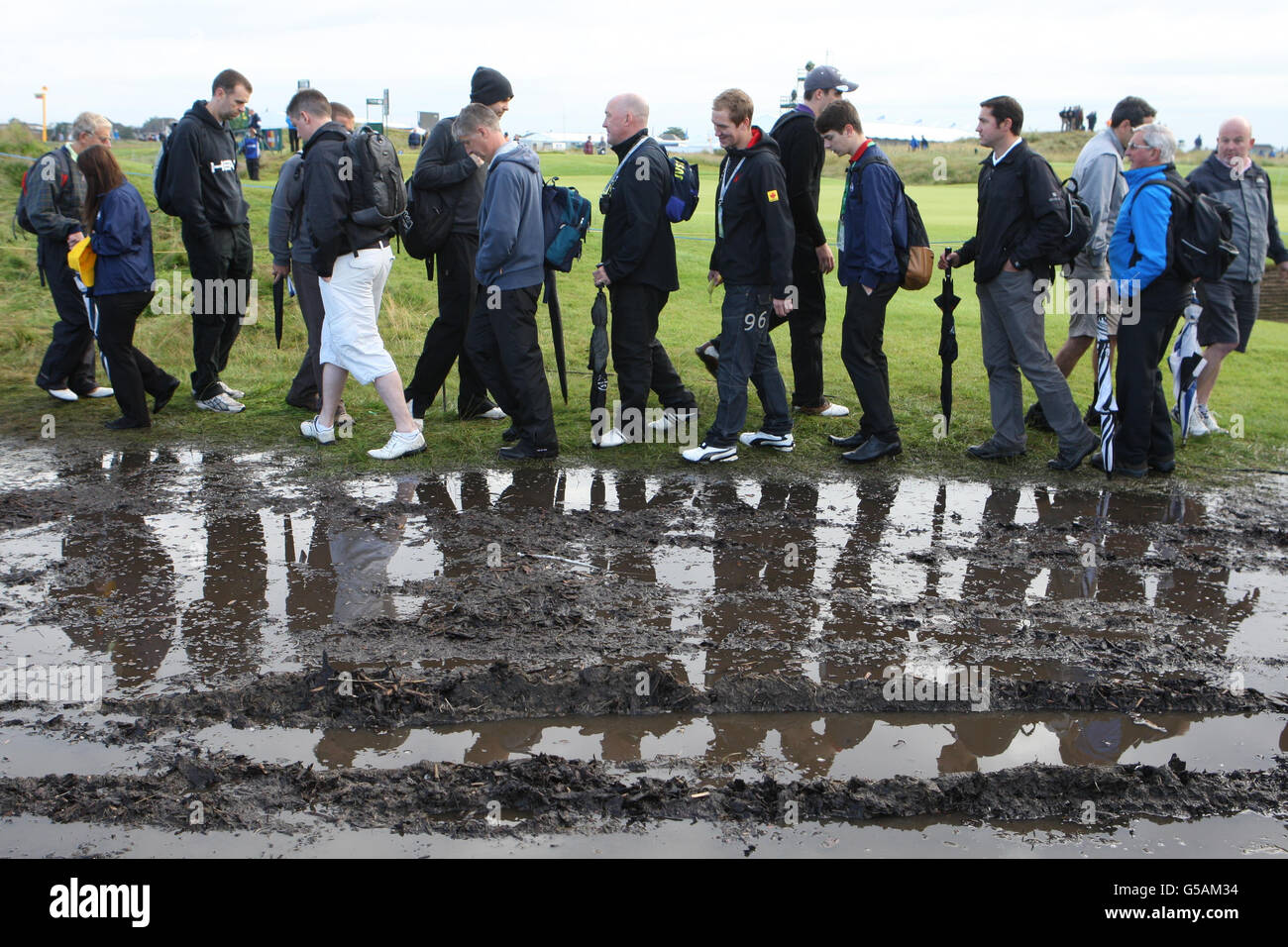 Les fans se rendent sur les sentiers boueux lors de la deuxième journée du Championnat Open de 2012 au Royal Lytham & St. Annes Golf Club, Lytham & St Annes. Banque D'Images