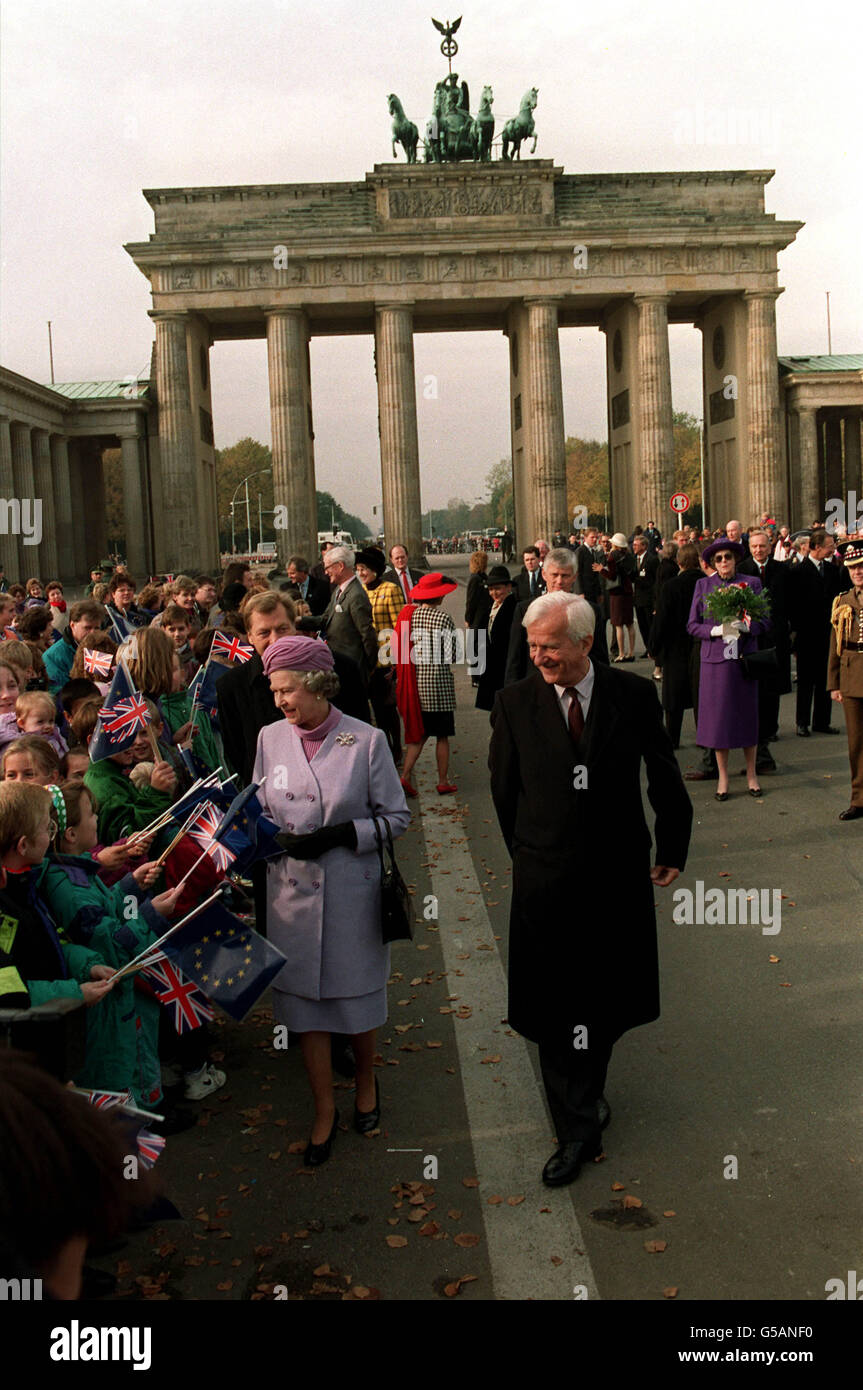 La Reine rencontre des écoliers allemands lors d'une promenade informelle avec le président Richard Von Weizsacker dans l'ancien Berlin-est après avoir traversé la porte de Brandebourg. Plus tôt, elle avait vu des mémoriaux à proximité de ceux qui sont morts. Banque D'Images