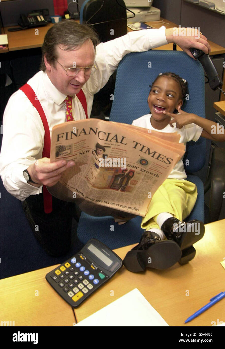 TIA Roberts, âgé de quatre ans, du sud-est de Londres, étudie l'indice boursier avec l'analyste Justin Urquhart dans les bureaux de Barclays, à Londres. * elle est arrivée au sommet d'une expérience de l'Association britannique pour l'avancement de la science pendant la semaine de la science en prédisant le marché boursier devant des rivaux experinqués . Banque D'Images