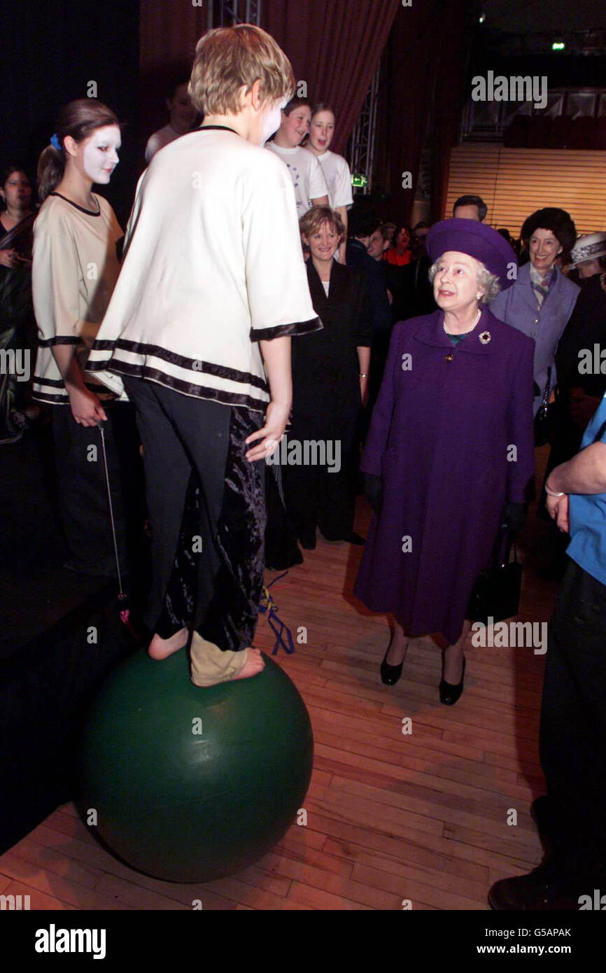 La reine britannique Elizabeth II au Pavillon royal de Brighton avec des enfants de toute la ville qui ont participé à la pièce « Our Town » au Millennium Dome. Banque D'Images