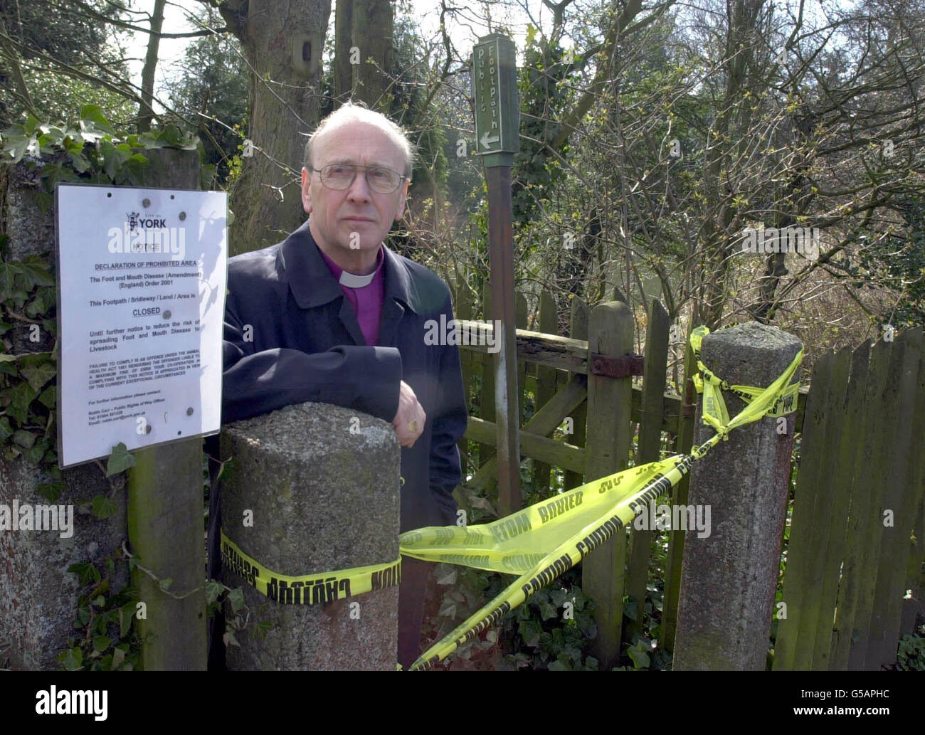 L'archevêque de York, le Révérend droit David Hope se trouve à côté d'un sentier qui longe sa résidence officielle, le palais Bishopthorpe, près de York.Le sentier a été fermé en raison de la crise de la fièvre aphteuse.* l'archevêque a appelé à un report de l'élection générale à cause de la crise. Banque D'Images