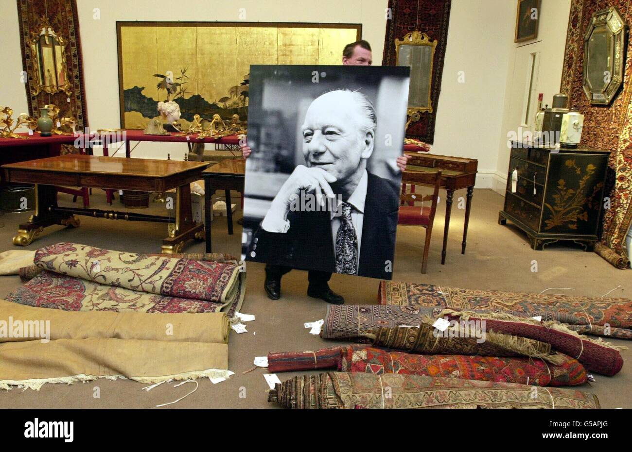 Un portrait de Sir John Gielgud est porté par une partie de l'exposition de ses effets à Sotheby's, qui fait partie d'une collection d'objets personnels à mettre aux enchères pour la charité à Sotheby's, lorsque le contenu de sa maison est mis aux enchères 05/04/01. * la vente aux enchères de sa collection d'art, de meubles, d'argent et de livres aura lieu le 05/04/01 sur instruction de ses exécuteurs testamentaires. Sir John, considéré comme l'un des grands acteurs, meurt en mai 2000 à l'âge de 96 ans. Banque D'Images