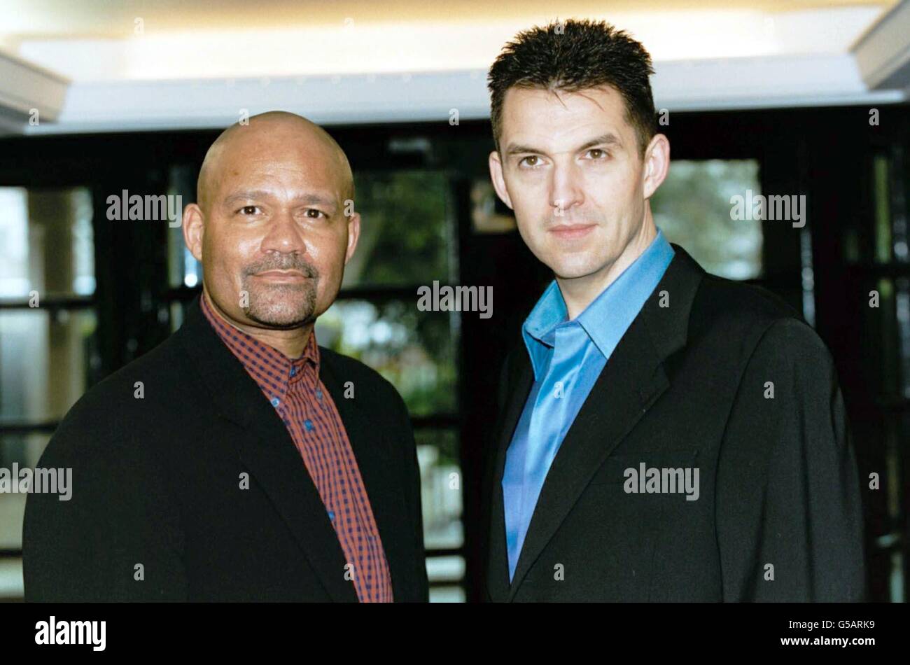 L'acteur de Brookside Louis Emerick (L), qui joue Mick Johnson, et un DJ Tim Westwood à la CRE (Commission pour l'égalité raciale) Race dans les Media Awards, qui s'est tenue à l'hôtel Savoy de Londres.Emerick a remporté le prix personnalité médiatique de l'année. Banque D'Images