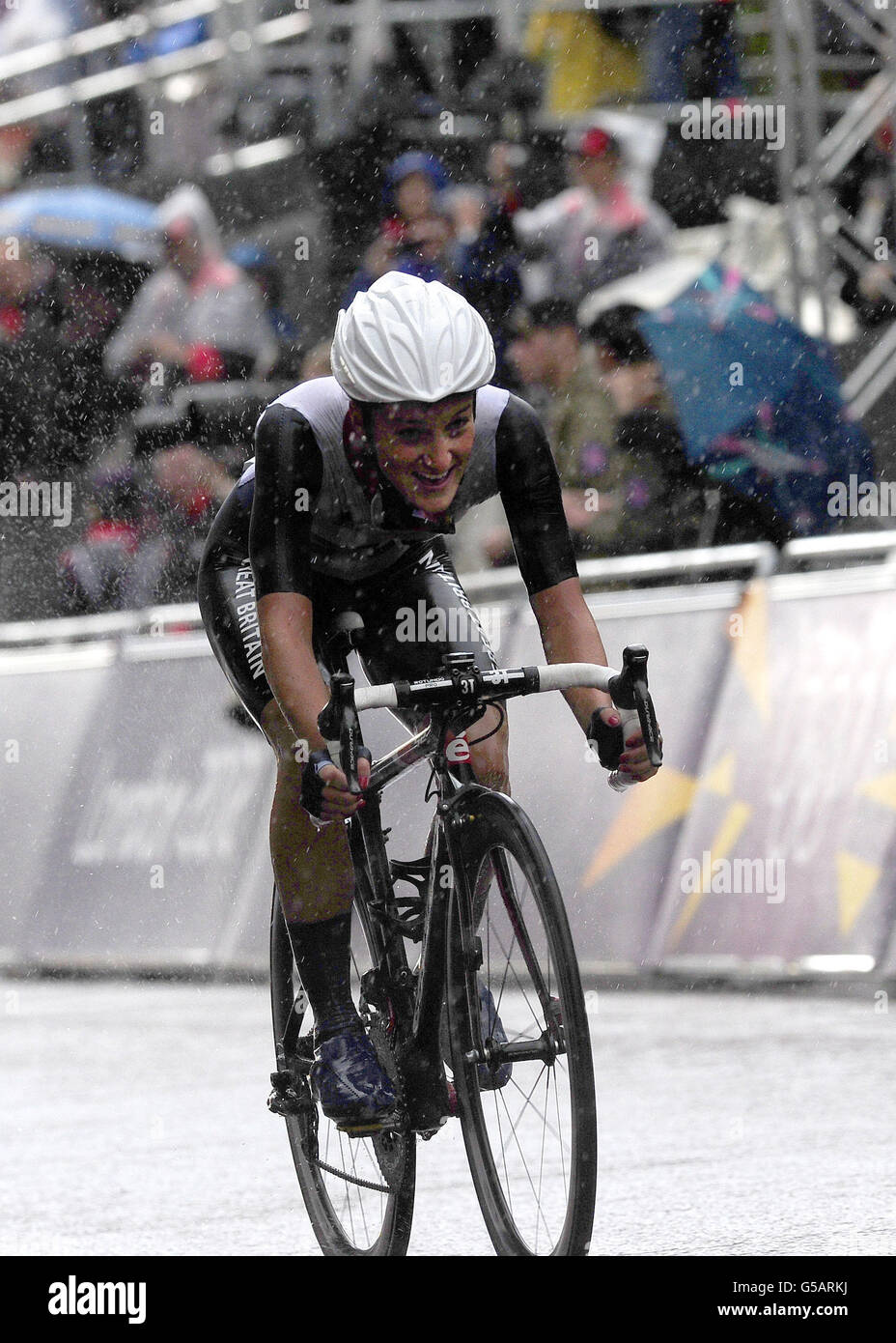 Lizzie Armitstead, en Grande-Bretagne, franchit la ligne en deuxième place lors de la course de la route des femmes sur le Mall, Londres, le deuxième jour des Jeux Olympiques de Londres 2012. Banque D'Images