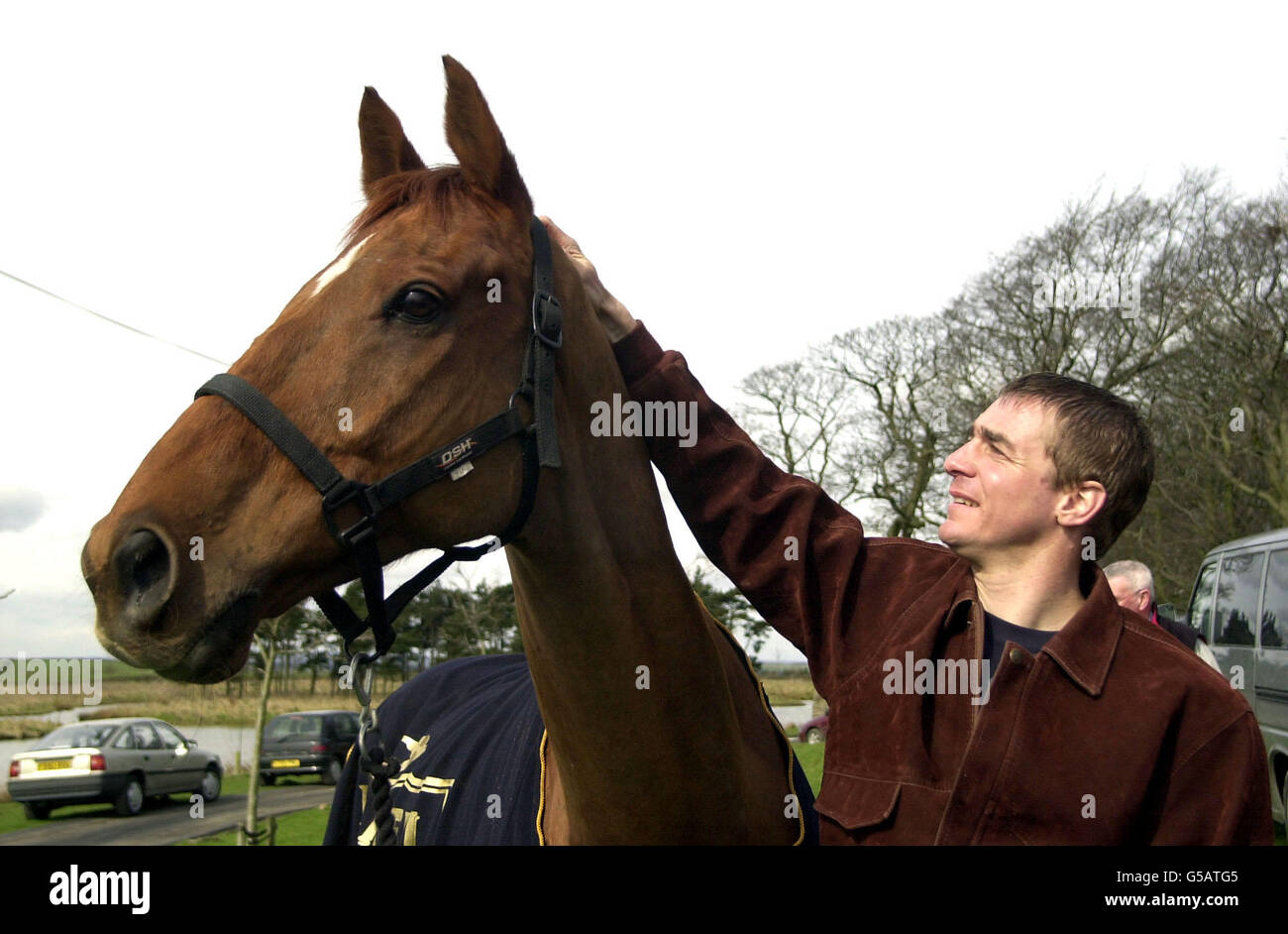 Richard Guest, entraîneur adjoint et Jockey gagnant, avec Red Marauder, au Brancepeth Manor Farm à Brancepeth, dans le comté de Durham. Le tir de 33-1 qui a remporté le Grand National est de retour dans les écuries du propriétaire Norman Mason. Banque D'Images