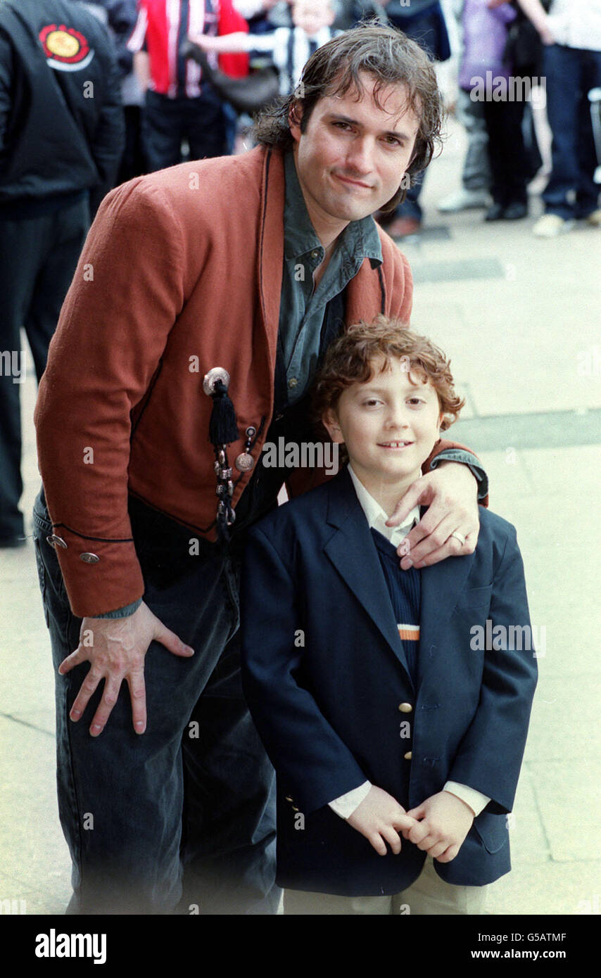 Directeur du film Robert Rodriguez et enfant acteur Daryl Sabara, une des stars, arrivent pour la première de 'Spy Kids' au cinéma Odeon à Leicester Square, Londres. Banque D'Images