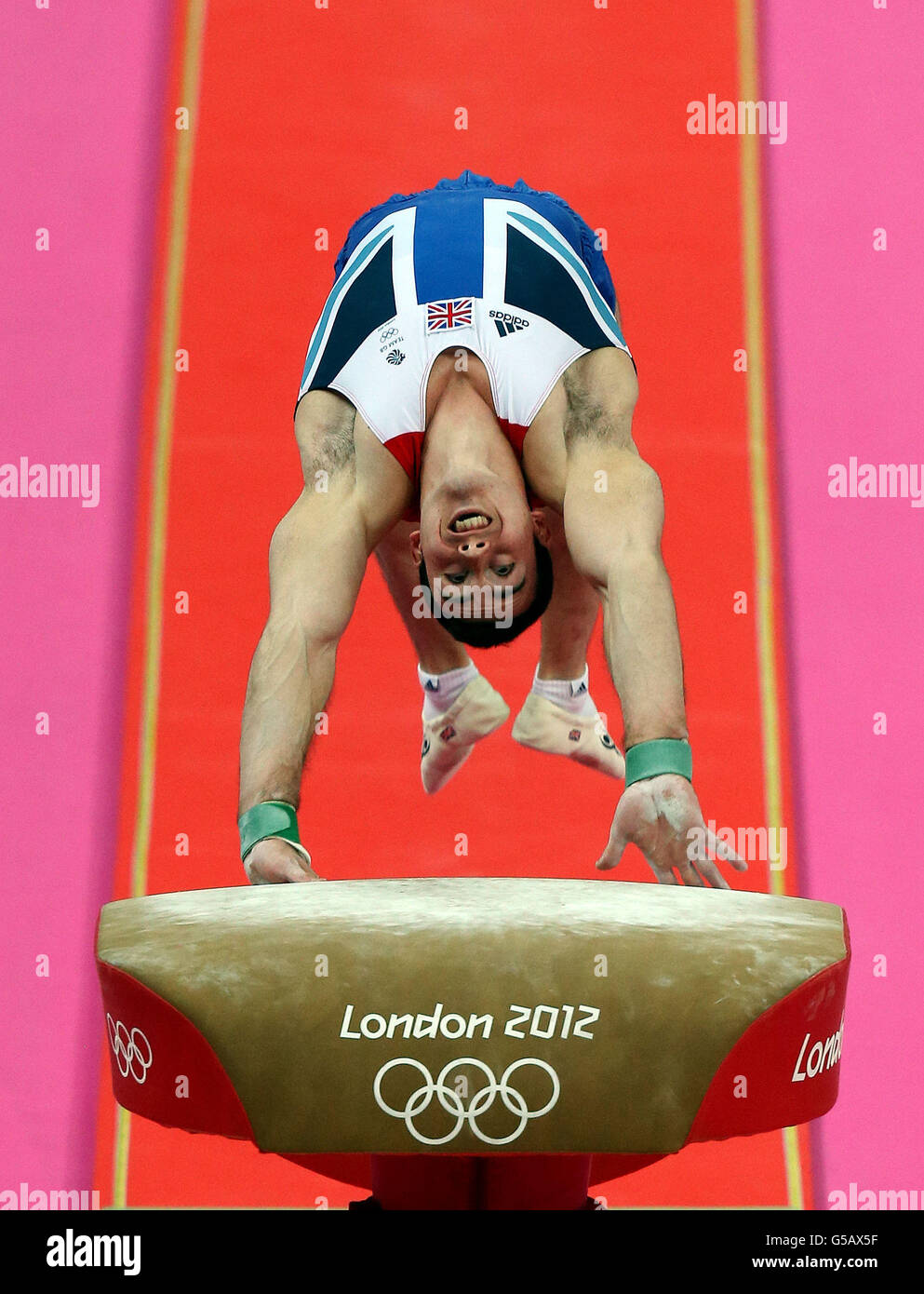 Kristian Thomas de Grande-Bretagne rivalise sur le coffre-fort lors de la finale de la ronde des hommes de gymnastique artistique à la North Greenwich Arena, Londres, le cinquième jour des Jeux Olympiques de Londres 2012. Banque D'Images