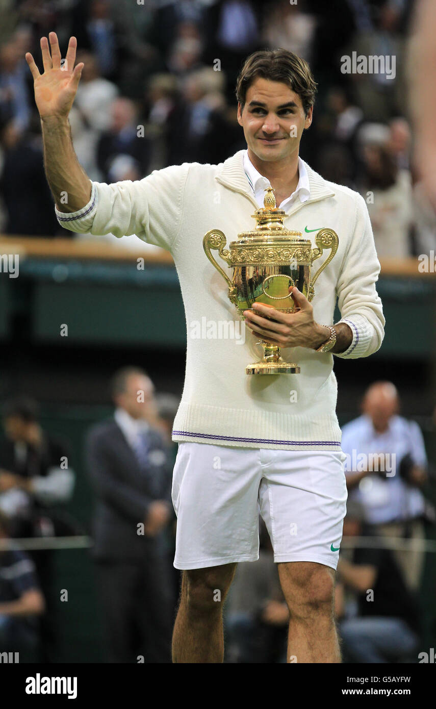 Roger Federer, de Suisse, se hante devant la foule après avoir battu Andy Murray, de Grande-Bretagne, lors du treize des championnats de Wimbledon 2012 au All England Lawn tennis Club, à Wimbledon. Banque D'Images