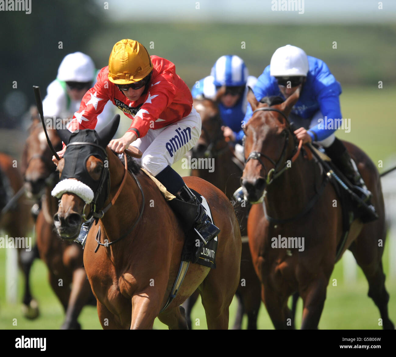 Stature criblée par Ryan Moore (à gauche) remporte les enjeux de Goldsmitts handicap lors de la journée des dames de Goldsmitts du Piper Heidsieck July Festival à Newmarket Racecourse, Newmarket. Banque D'Images