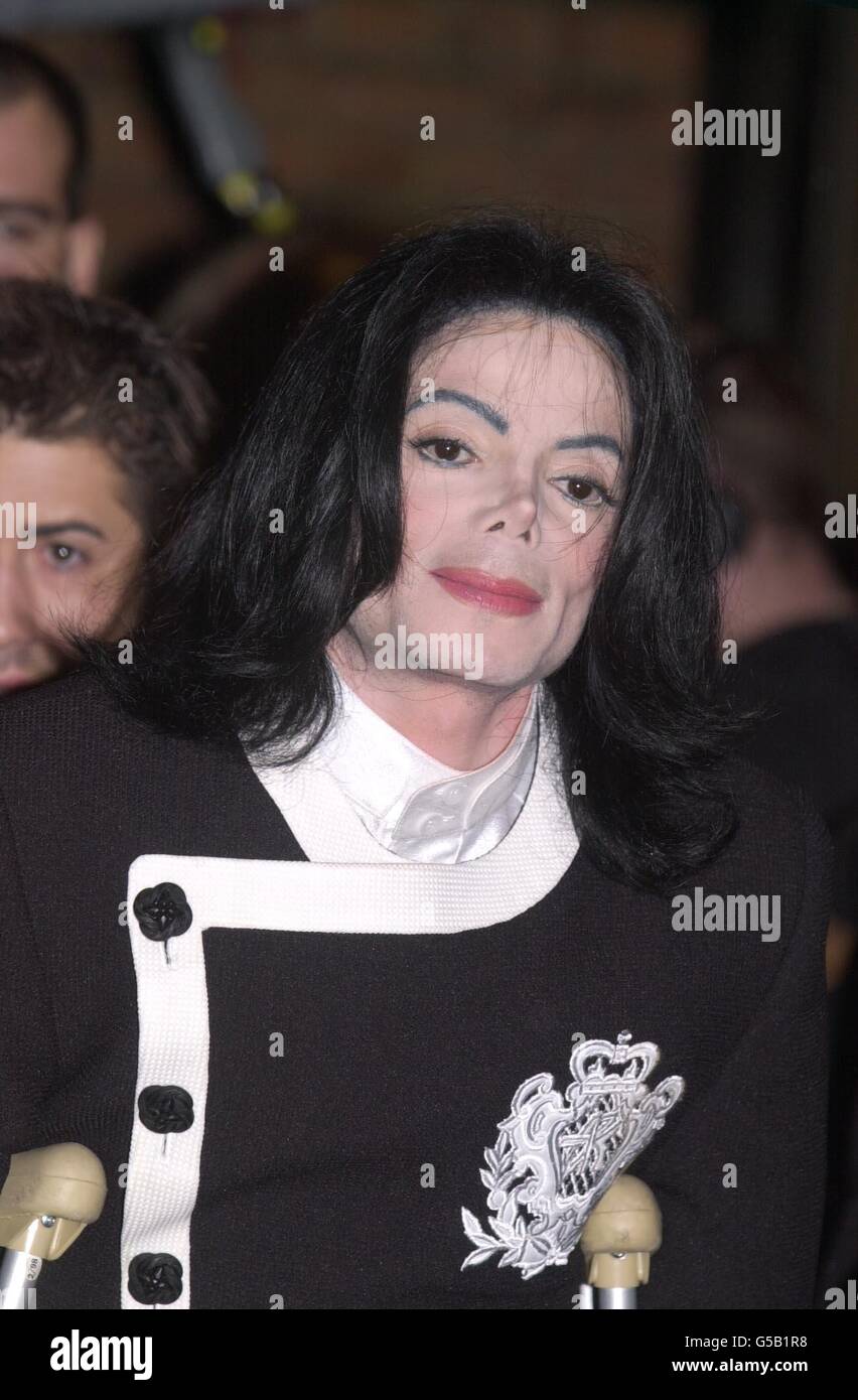 Michael Jackson, la plus grande star pop au monde, arrive à l'Oxford Union presque trois heures en retard pour parler de la protection de l'enfance et pour lancer une œuvre de charité pour les enfants. Banque D'Images