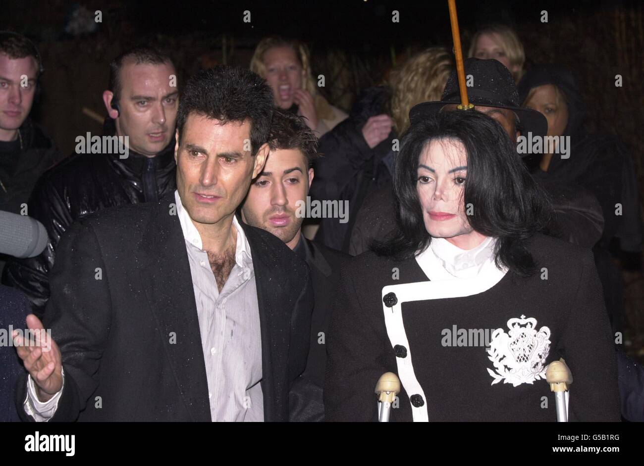 Michael Jackson (à droite), la plus grande star pop au monde, est rencontré par Uri Geller (à gauche) lorsqu'il arrive à Oxford Union presque trois heures de retard pour parler de la protection de l'enfance et pour lancer une association caritative pour enfants. Banque D'Images