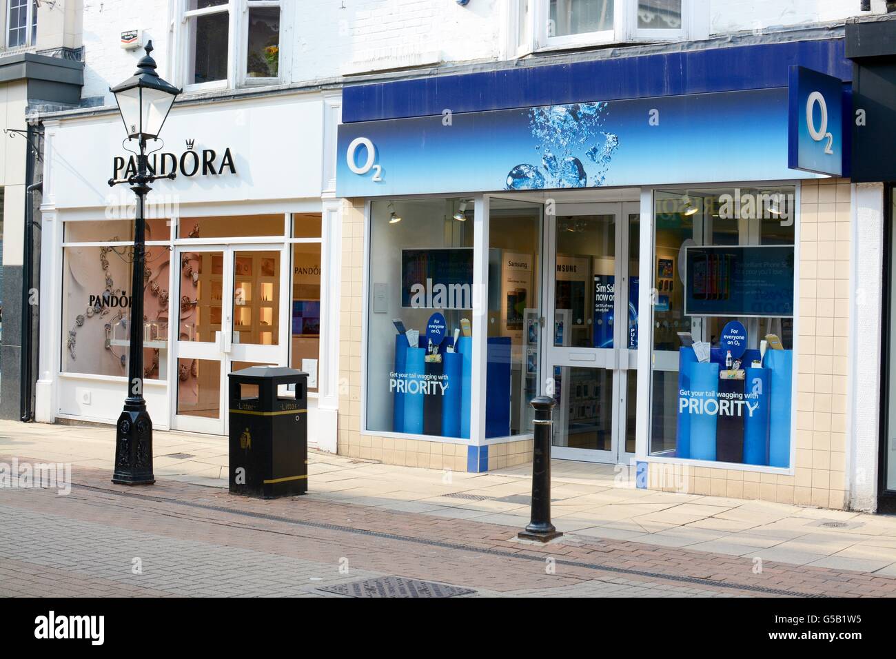 La Pandora et O2 Téléphone Shop à Harrogate, Royaume-Uni Banque D'Images