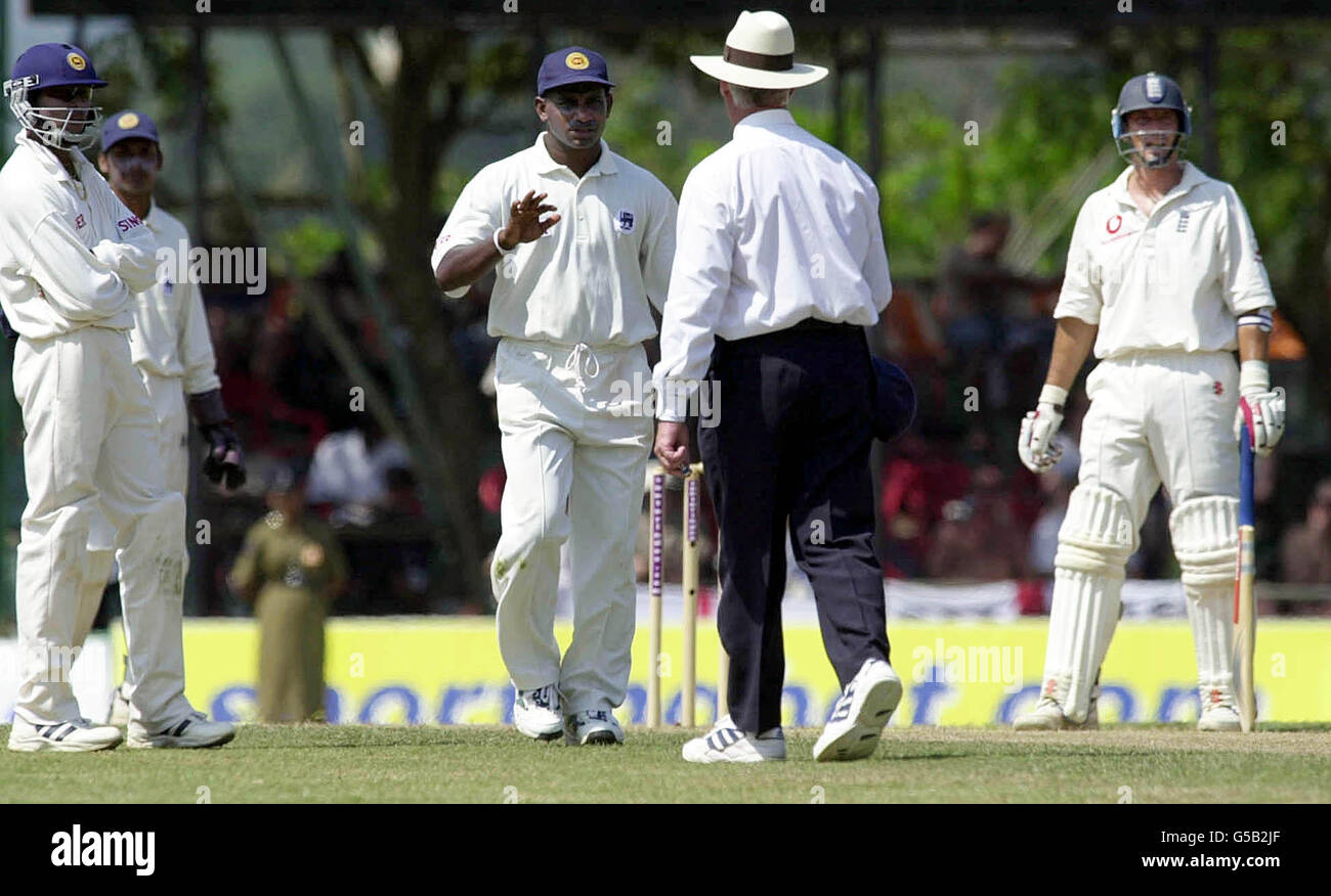 Le capitaine d'Angleterre Nasser Hussain (à l'extrême droite) observe le capitaine sri-lankais Sanath Jayasuriya est parlé par l'arbitre pour son attrait excessif, au cours de la deuxième journée du 2e Test au stade Asgiriya, à Kandy. Banque D'Images
