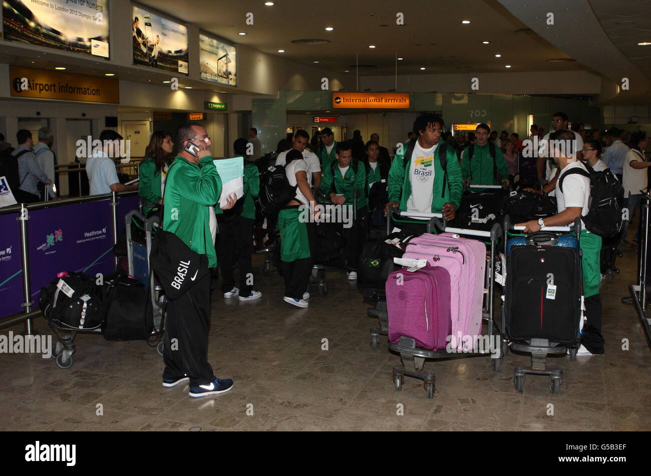 Olympiades - l'équipe de football du Brésil arrive - aéroport de Heathrow.L'équipe de football brésilienne arrive à l'aéroport de Heathrow. Banque D'Images