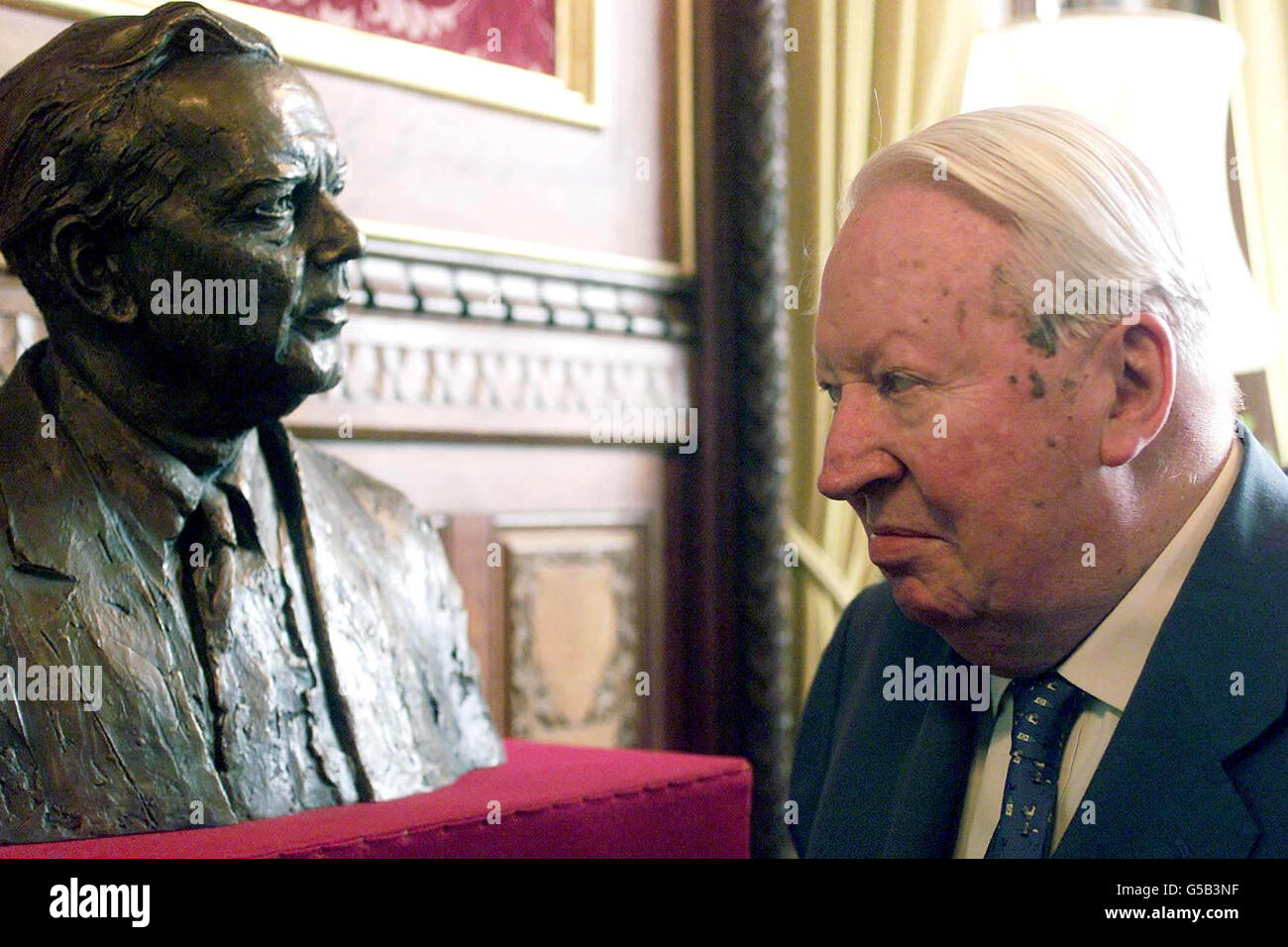 Sir Edward Heath regarde un buste en bronze de Lord Wilson de Rievaulx, le Premier ministre travailliste le plus longtemps au pouvoir dévoilé par le Premier ministre britannique Tony Blair à la Chambre des communes de Londres.* la cérémonie à laquelle assistaient Lady Wilson et d'autres membres de la famille du premier ministre.Harold Wilson, qui, à 31 ans, est devenu le plus jeune ministre du Cabinet depuis Pitt, est décédé en 1995, à l'âge de 79 ans.La sculpture prendra éventuellement sa place à côté des apparences d'autres premiers ministres du XXe siècle dans le lobby des députés de la Chambre des communes. Banque D'Images