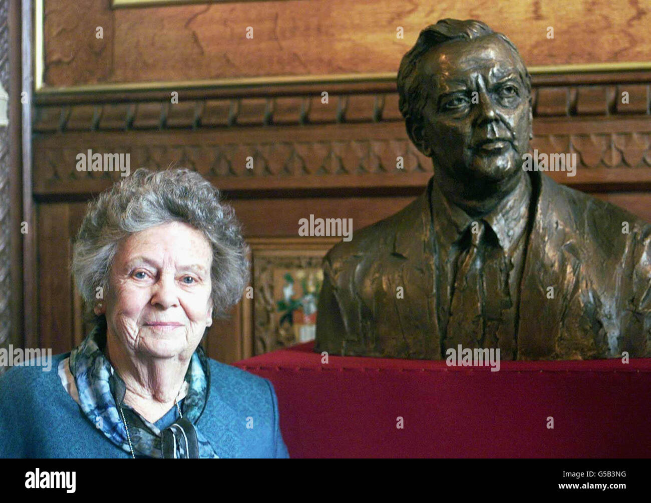 Lady Mary Wilson par un buste en bronze de son défunt mari Lord Wilson de Rievaulx dévoilé par le premier ministre britannique Tony Blair à la Chambre des communes. * Harold Wilson, qui à 31 ans est devenu le plus jeune ministre du Cabinet depuis Pitt, est décédé en 1995 à l'âge de 79 ans et est le plus ancien Premier ministre travailliste de l'histoire. La sculpture prendra éventuellement sa place à côté des apparences d'autres premiers ministres du XXe siècle dans le lobby des députés de la Chambre des communes. Banque D'Images