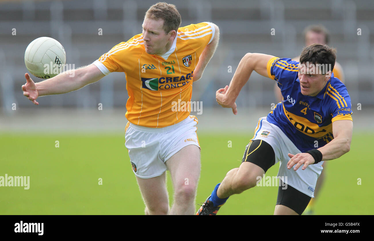 Kevin Brady d'Antrim et Cairan McDonald de Tipparaary lors de leur qualification de championnat senior de football All-Ireland GAA Round 3 au stade Semple, Thurles. Banque D'Images