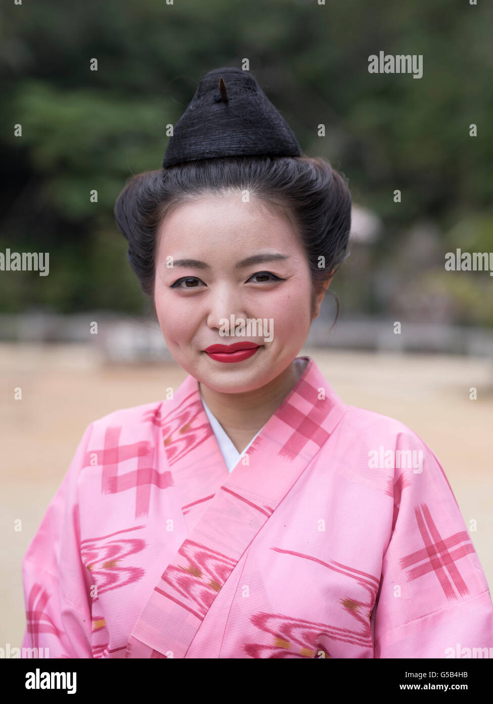 Jeune femme d'Okinawa avec la coiffure et le port traditionnel yukata d'été à Ryukyu Mura village historique Banque D'Images