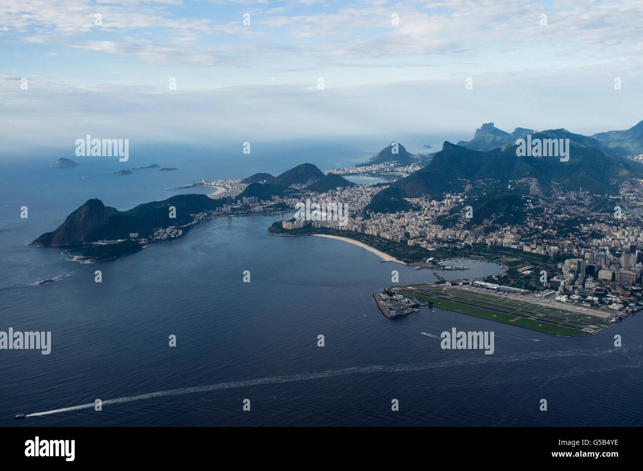 Vue aérienne d'une partie de la zone sud de Rio de Janeiro et montagnes et l'aéroport Santos Dumont ( droit ), à la frontière de la baie de Guanabara, le second grand aéroport desservant la ville - il est nommé d'après le pionnier de l'aviation brésilien Alberto Santos Dumont (1873-1932) - mont du Pain de Sucre au Corcovado, gauche avec sa statue du Christ Rédempteur au centre / droite entouré par la forêt de Tijuca et Pedra da Gavea en arrière-plan. Banque D'Images