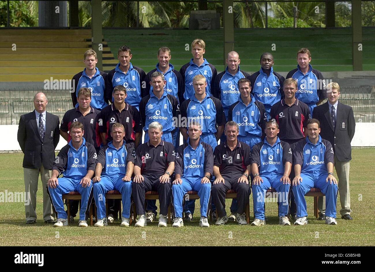 England One-Day International Squad, L-R: Back Row, Nick Knight, Ashley Giles, Marcus Trescothick. Alan Mullally, Craig White, Mark Alleyne, Robert Croft. Deuxième rangée : Malcolm Ashton, Scorer, Dean Conway, physiothérapeute, Martyn Moxon, entraîneur adjoint, Andrew Caddick, Andrew Flintock, Michael Vaughan, Nigel Stockhill, physiologiste, Mark Hodgson, directeur des relations avec les médias. Première rangée : Graeme Hick, Alec Stewart, Duncan Fletcher, entraîneur, Graham Thorpe, capitaine, Phil Neale, directeur des opérations, Darren Gough et Mark Ealham au stade de Premadasa, Colombo, Sri Lanka Banque D'Images