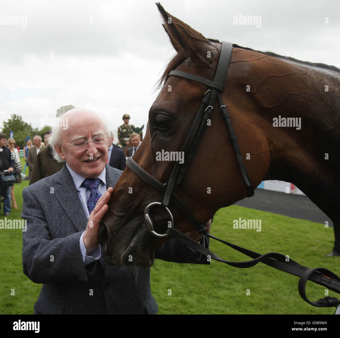 Le président Michael D Higgins pose avec le vainqueur des Darley Irish Oaks dans les Grands cieux pendant le week-end Darley Irish Oaks au Curragh Racecourse, Co. Kildare, Irlande. Banque D'Images