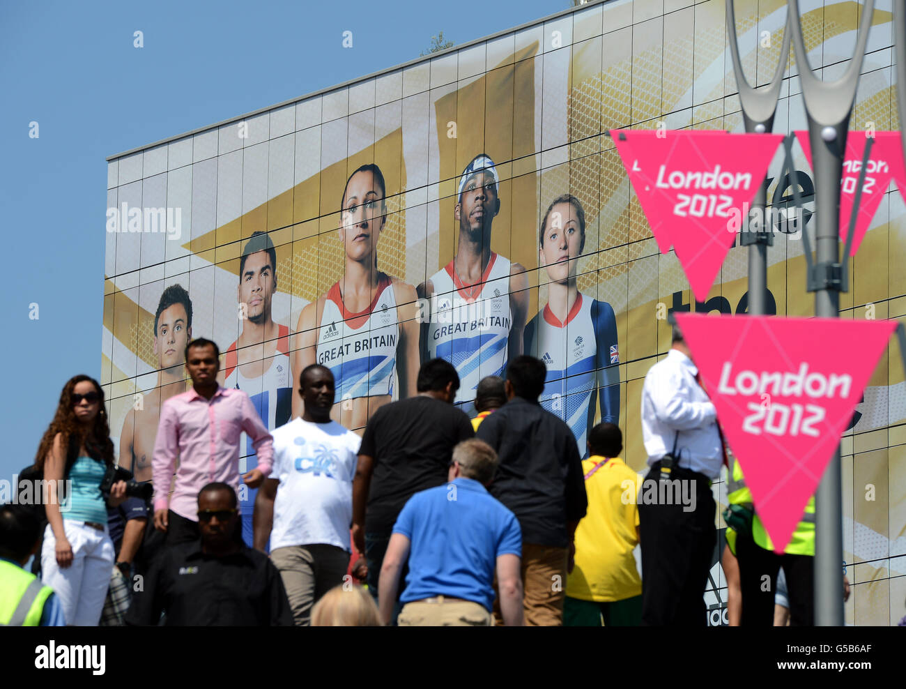 Une affiche géante de la Médaille d'or Team GB, dont Phillips Idowu (deuxième à droite), surmontant les visiteurs du centre Westfield près du parc olympique de Londres. Banque D'Images